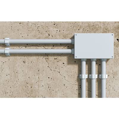 Boîte de conduit électrique avec deux tuyaux métalliques horizontaux et trois tuyaux métalliques verticaux montés sur un mur en béton.