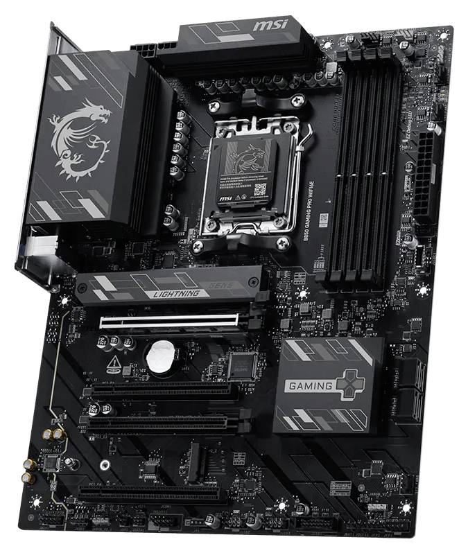 Carte mère gaming MSI avec socket de processeur Intel, quatre emplacements RAM, plusieurs emplacements PCIe et de grands dissipateurs thermiques sur un PCB noir.