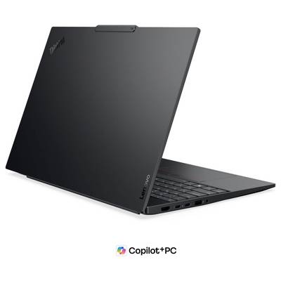 Ordinateur portable Lenovo noir montré partiellement ouvert sur un fond blanc, avec un logo « Copilot+ PC » en dessous.
