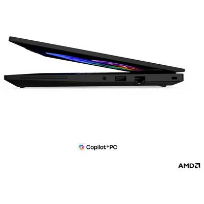 Vue latérale d'un ordinateur portable noir et fin partiellement ouvert, montrant le bord de l'écran et les ports, avec le branding « Copilot+PC » et AMD en dessous.