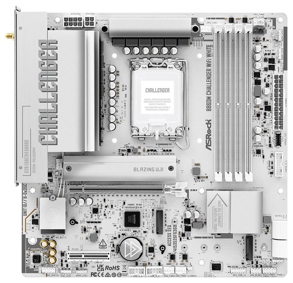 Carte mère ASRock B860M Challenger WiFi blanche avec socket processeur, emplacements RAM, dissipateurs thermiques, emplacements PCIe et ports visibles sur une carte blanche.