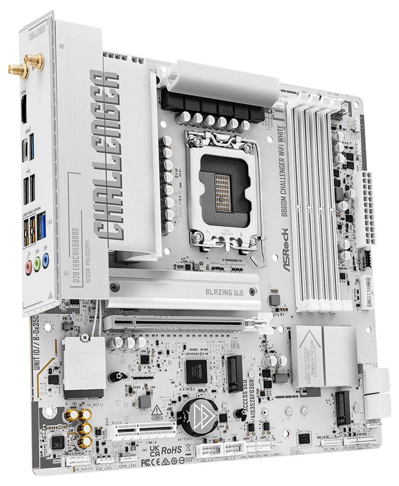 Carte mère ASRock Challenger blanche avec socket processeur Intel, emplacements RAM, emplacements PCIe, ports E/S arrière et dissipateurs thermiques argentés.
