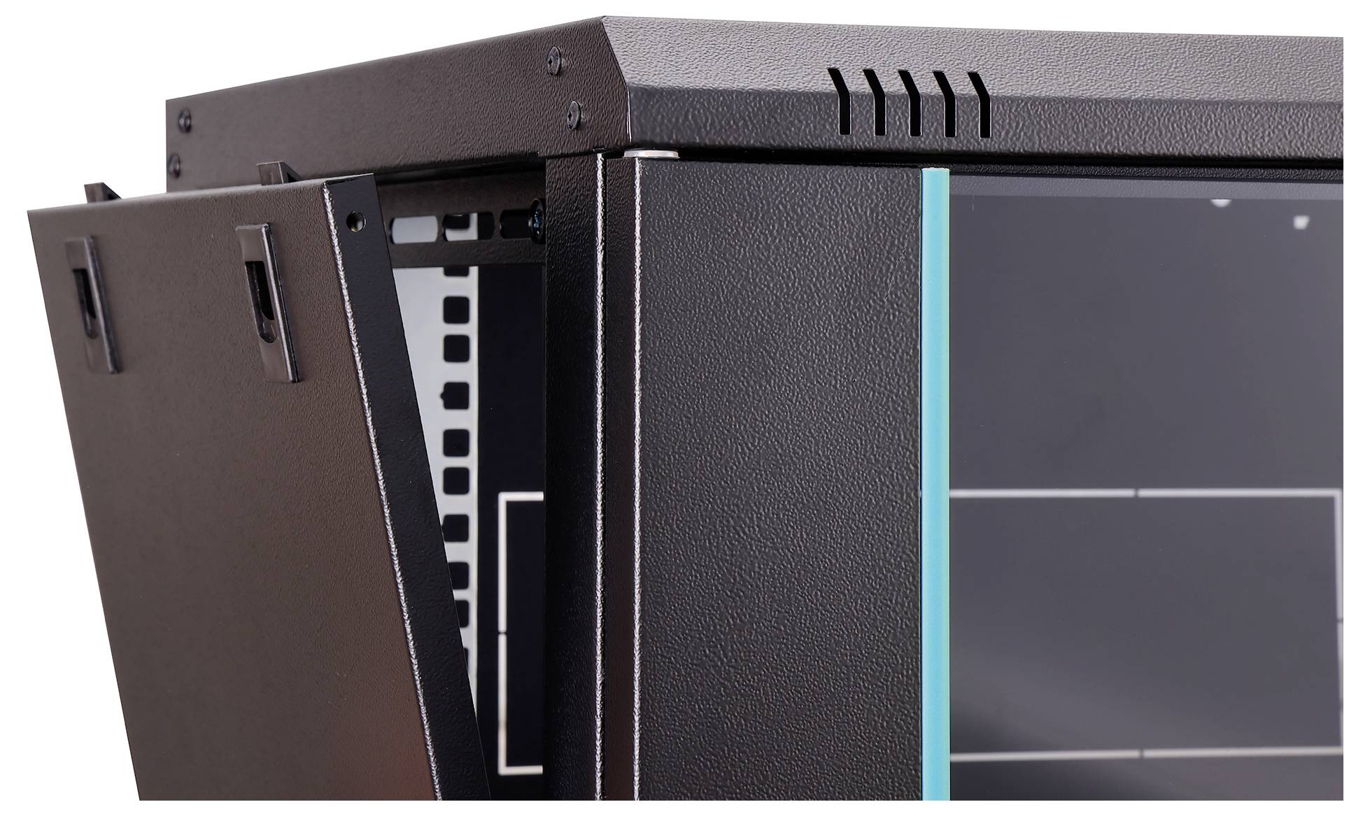 Gros plan d'une armoire de serveur noire avec un panneau latéral ouvert, montrant les fentes de ventilation et une porte avant en verre.