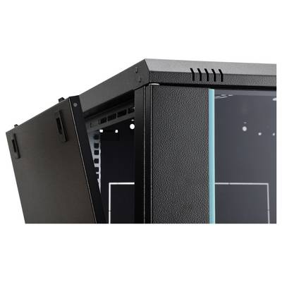 Gros plan d'une armoire de baie de serveurs noire avec un panneau latéral ouvert et une porte avant en verre, montrant le cadre et les fentes de ventilation.