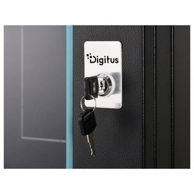 Gros plan d'un cadenas Digitus sur la porte d'un meuble noir avec une clé insérée et une autre suspendue au porte-clés.