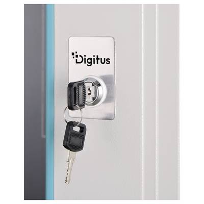Gros plan d'un verrou de cabinet Digitus avec une clé insérée et une étiquette de clé noire suspendue dessus sur une porte en métal blanc.