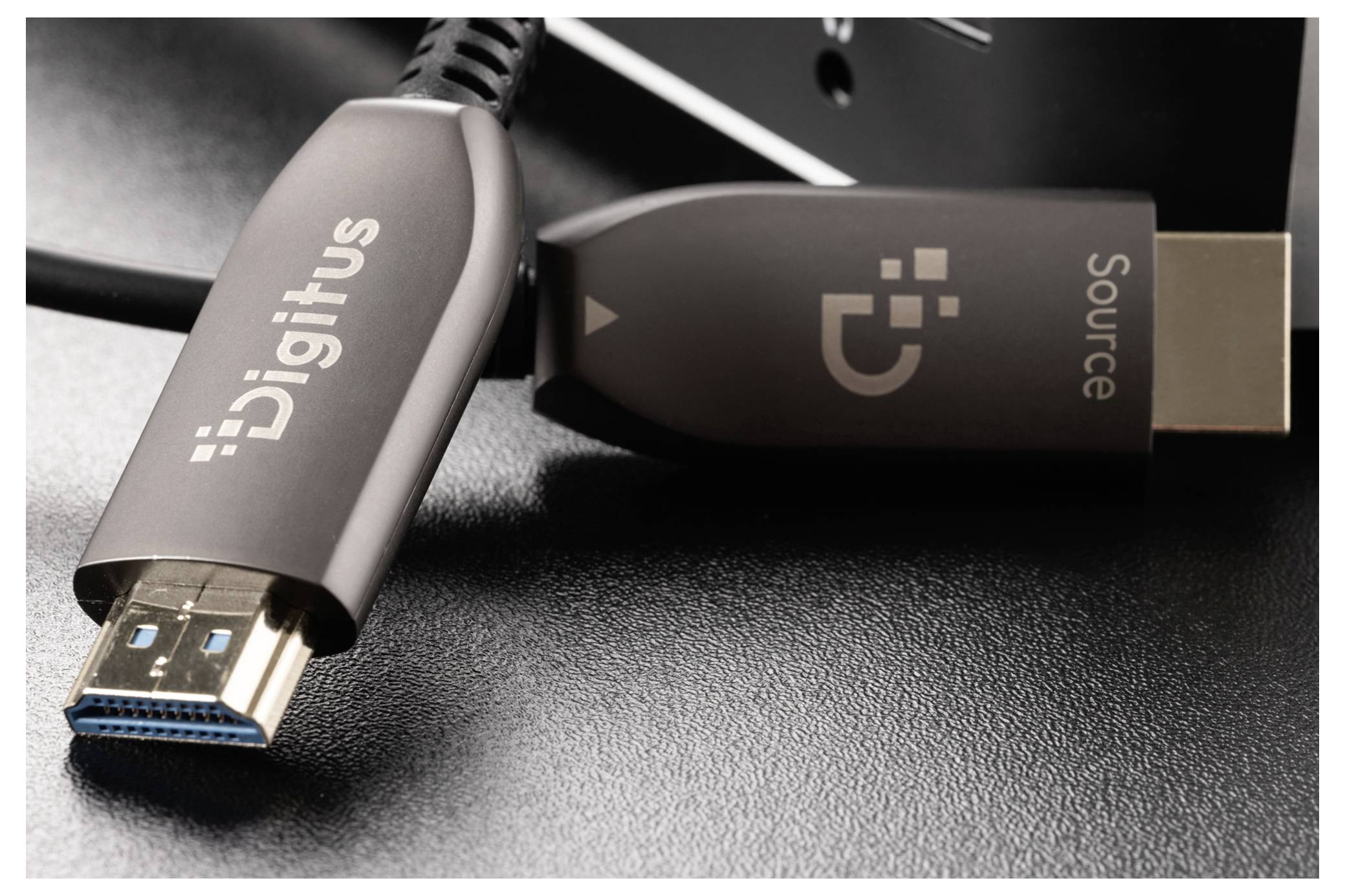 Gros plan de deux câbles/adaptateurs USB-C Digitus sur une surface sombre, l'un étiqueté « Source » et l'autre montrant un connecteur USB-A.