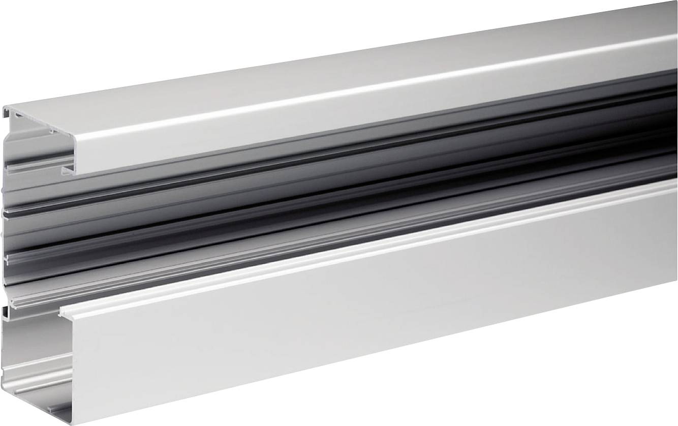 Boîtier linéaire de lumière LED en métal argenté ou profil d'extrusion montré en perspective sur un fond blanc.
