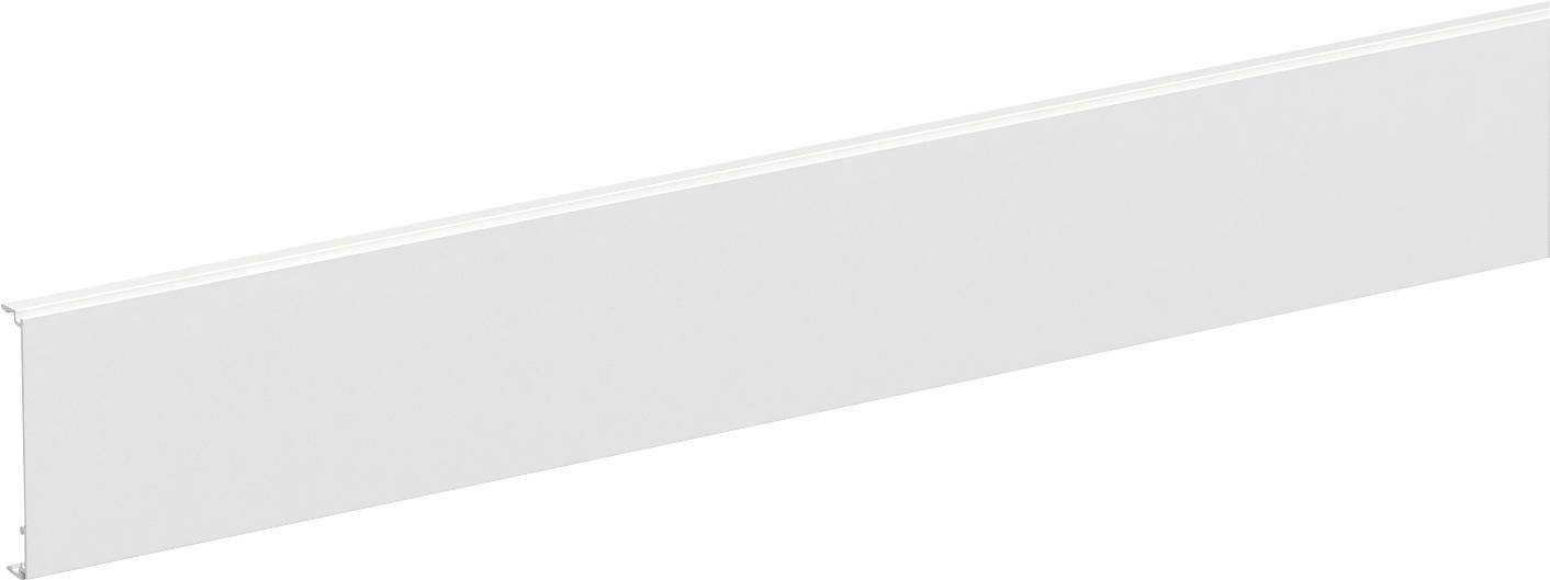 Un long panneau rectangulaire blanc ou une planche de garniture blanche présentée sous un angle sur un fond blanc uni.