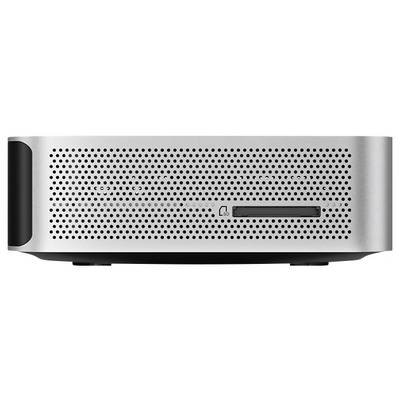Boîtier informatique argenté à l'avant avec une grille de ventilation perforée, une poignée latérale noire et une petite baie de lecteur rectangulaire sur la droite.