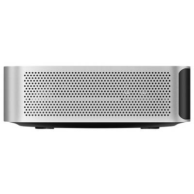 Vue de face d'un appareil en métal perforé de couleur argentée avec une poignée latérale noire, montrant la grille ventilée et la forme rectangulaire compacte.