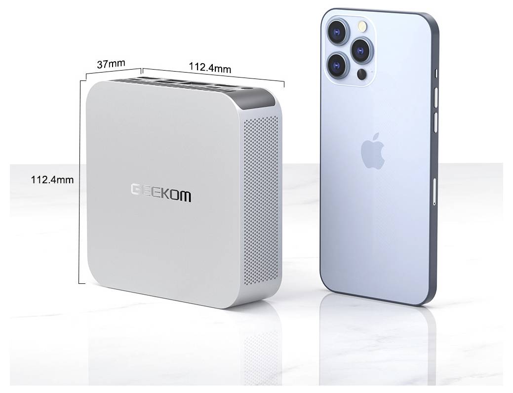 Batterie externe carrée GEEKON affichée avec les dimensions 112,4 mm par 112,4 mm par 37 mm à côté d'un iPhone pour une comparaison de taille.