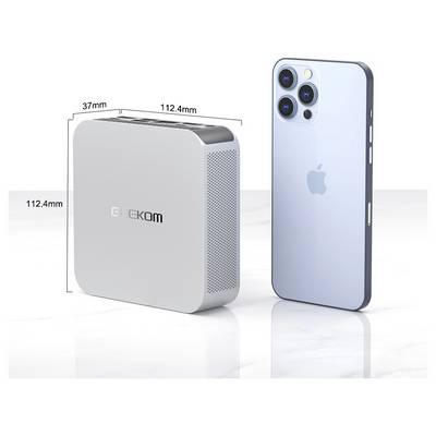 Batterie externe carrée GEEKON affichée avec les dimensions 112,4 mm par 112,4 mm par 37 mm à côté d'un iPhone pour une comparaison de taille.
