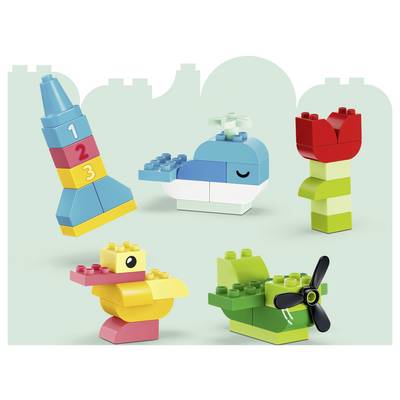 Cinq blocs de jouets colorés sur un fond vert pâle : une tour numérotée, une baleine bleue, une fleur rouge, un canard jaune et un avion vert.