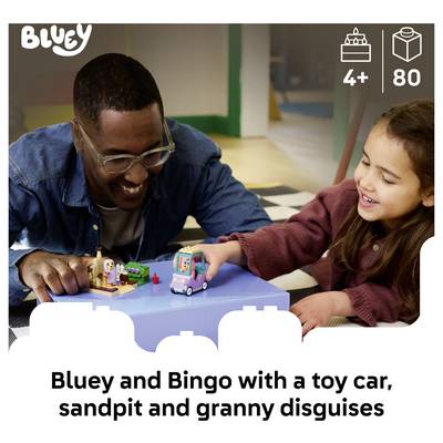 Un adulte et un enfant jouant avec des jouets à thème Bluey sur une surface de jeu bleue, comprenant une voiture jouet et un ensemble bac à sable ; l'emballage du produit affiche « 4+ » et « 80 » pièces.