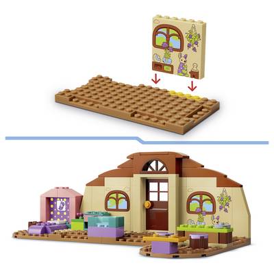 Image instructive de style LEGO montrant un plateau de base brun et un panneau mural en cours d'assemblage pour former une petite maison avec une porte, des fenêtres et des détails de jardin.
