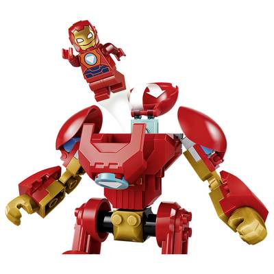 Robot style LEGO rouge et or ressemblant à Hulkbuster avec une figurine Iron Man émergeant de l'écoutille thoracique ouverte.