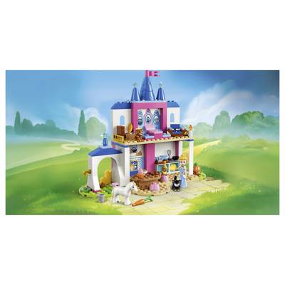 Maison de jeu de style LEGO en forme de château avec une princesse et des figurines d'animaux, incluant une licorne blanche et de petits animaux de compagnie, situés dans un paysage herbeux lumineux.