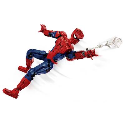 Figurine d'action Spider-Man posée en suspension dans une attaque de saut, tenant un accessoire de lance-toile blanc sur un fond blanc uni.