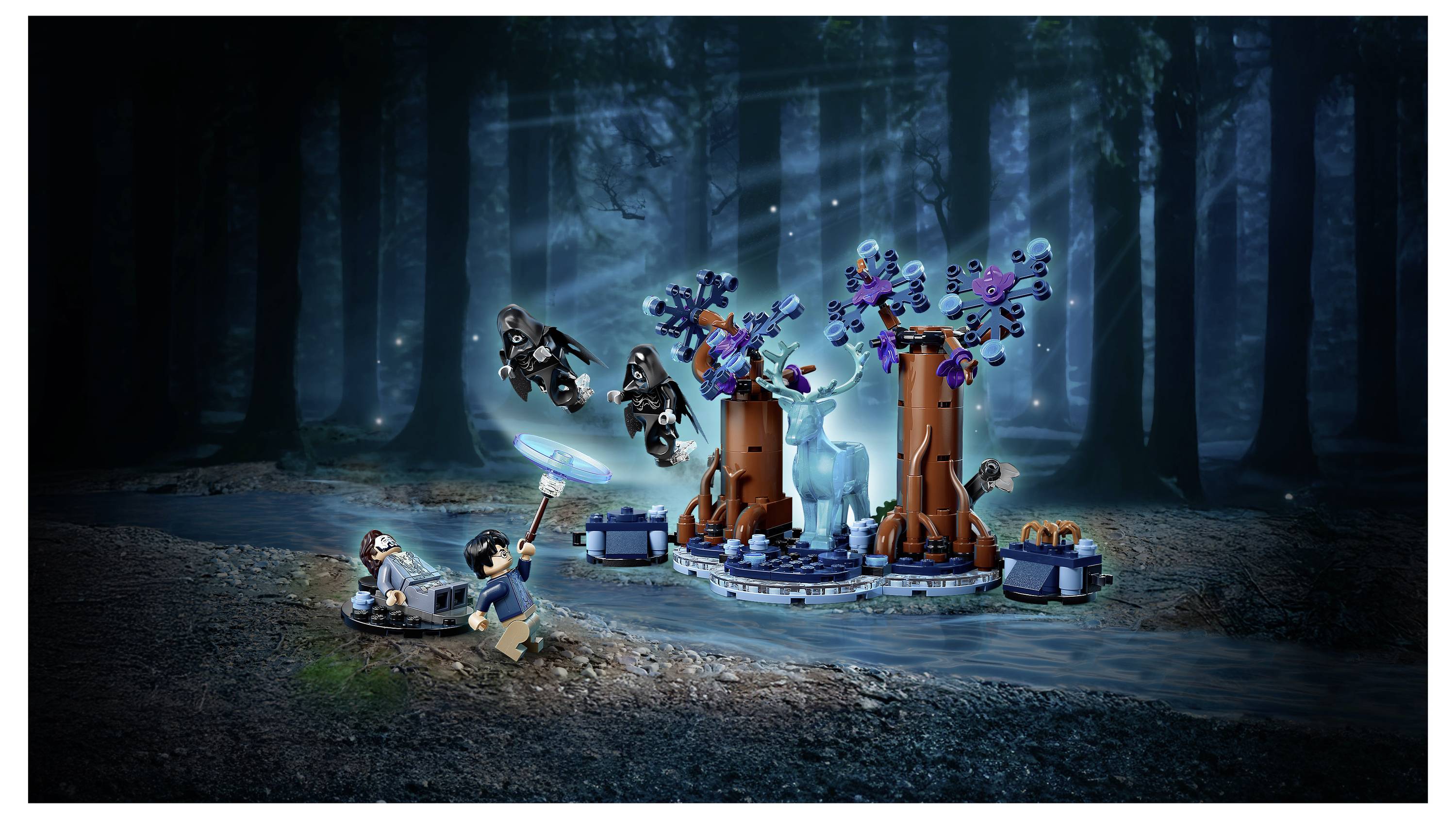 Scène de fantasy style LEGO dans une forêt sombre avec une licorne bleue brillante, deux plates-formes d'arbres, des personnages flottants et des enfants explorant autour d'un petit campement.