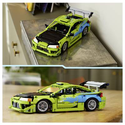 Modèle de voiture de course vert citron et bleu de style Lego avec aileron arrière, présenté sous deux angles sur un plateau de table.