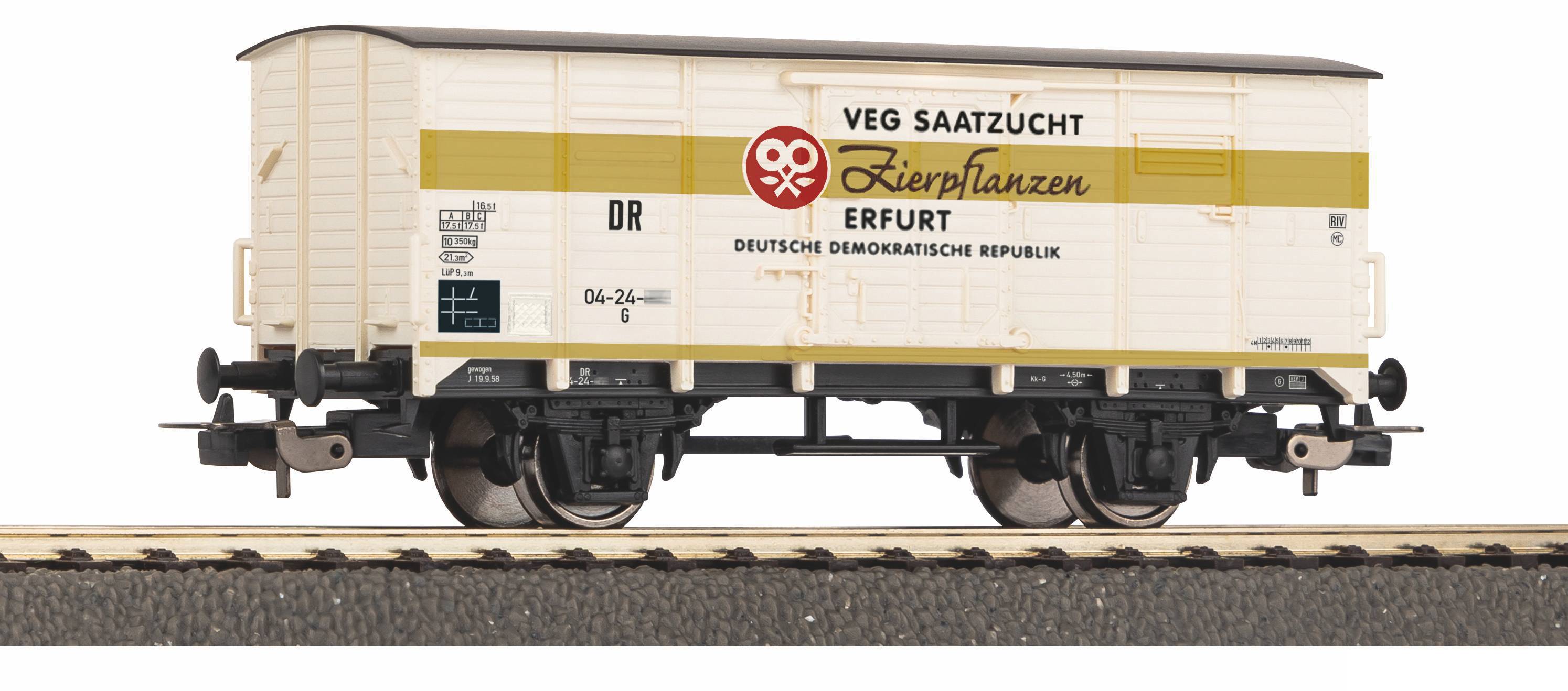 Wagon de marchandises de chemin de fer miniature portant l'inscription « VEG Saatzucht Zierpflanzen Erfurt » avec les marquages « Deutsche Demokratische Republik », montré en vue latérale sur les rails.