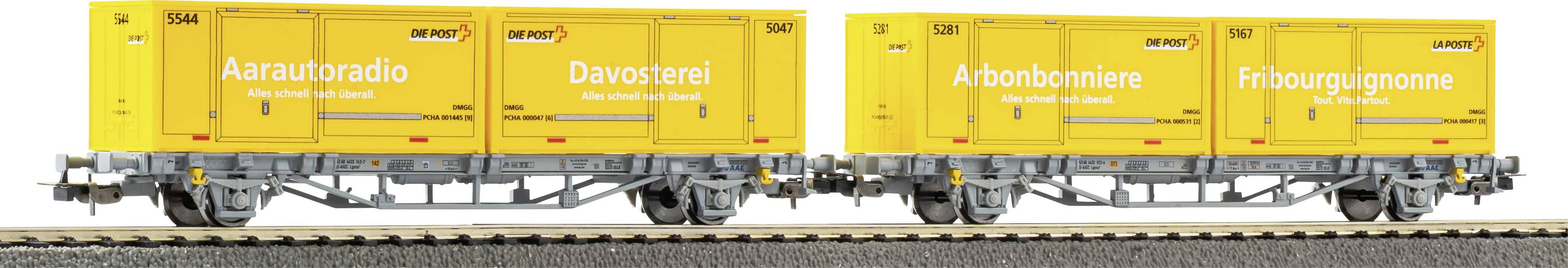 Des wagons de fret ferroviaires jaunes transportant des unités de conteneurs étiquetés « Arautoradi », « Davosterei », « Aibonbonniere » et « Fribourgignon ».