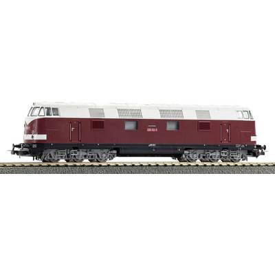 Vue latérale d'une locomotive diesel bordeaux et crème sur des rails, présentée sur un fond blanc uni.