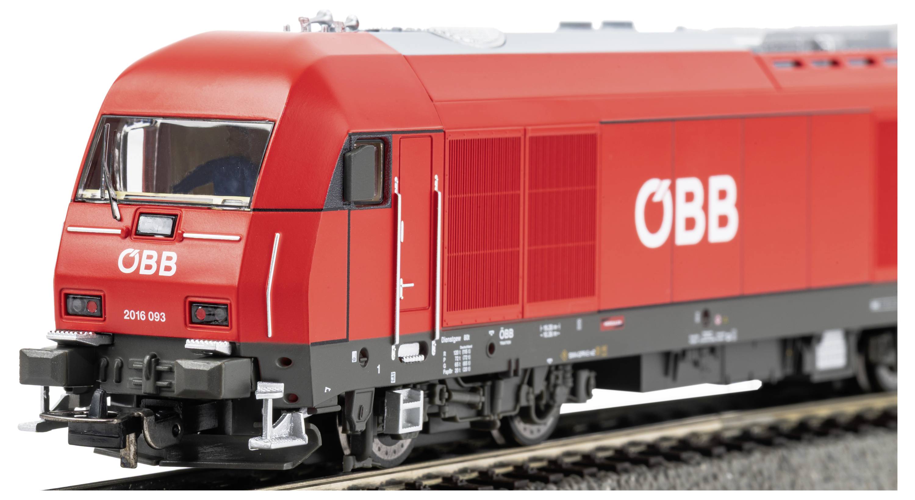 Modèle de locomotive diesel rouge ÖBB sur voie ferrée, présenté en vue de côté avec grand logo ÖBB blanc et détails de la cabine avant.