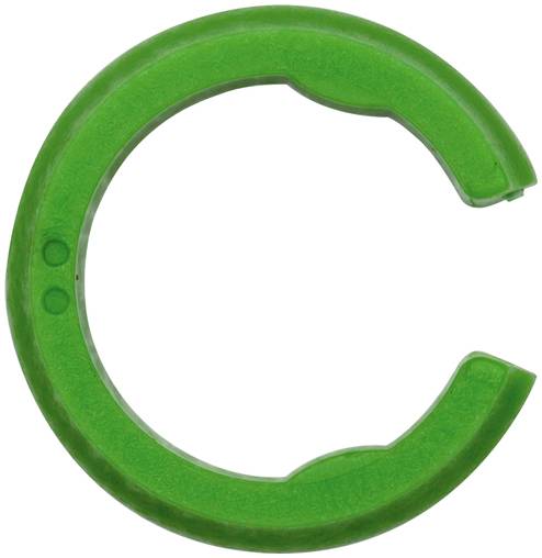 Anneau ou clip en plastique vert en forme de C isolé sur un fond blanc.