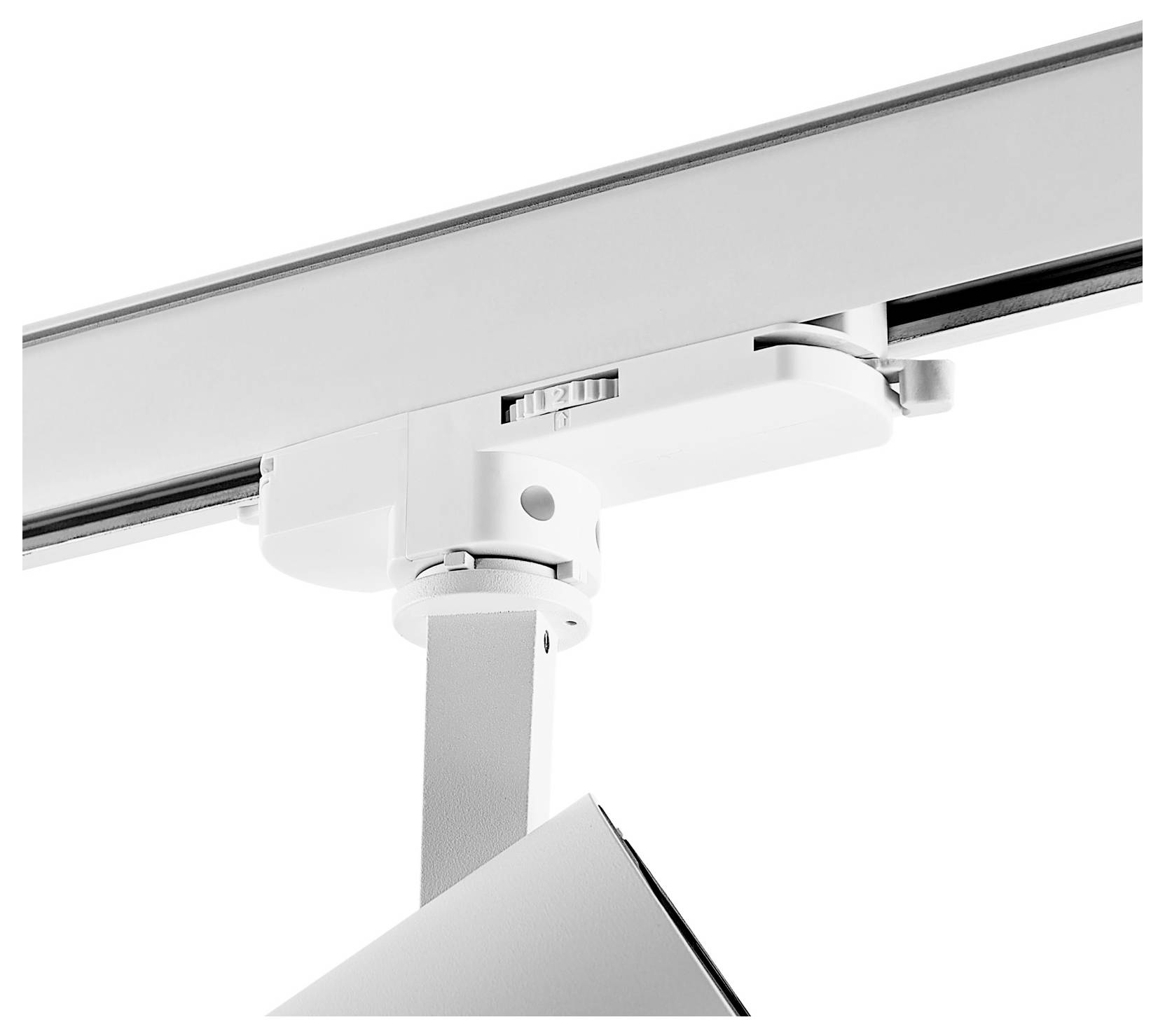 Gros plan d'un spot de rail blanc fixé sur un rail de plafond, avec un bras de projecteur orientable et un abat-jour triangulaire en dessous.
