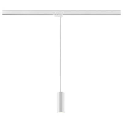 Un luminaire suspendu blanc minimaliste pend d'un rail au plafond sur une longue corde, avec un petit abat-jour cylindrique.