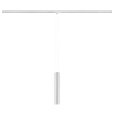 Une lampe suspendue minimaliste avec un long luminaire cylindrique argenté suspendu à un fin cordon sur un fond blanc.