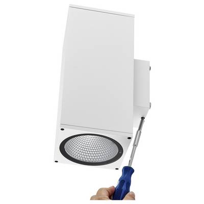 Main utilisant un tournevis pour installer un luminaire de plafond rectangulaire blanc avec une lentille LED ronde.