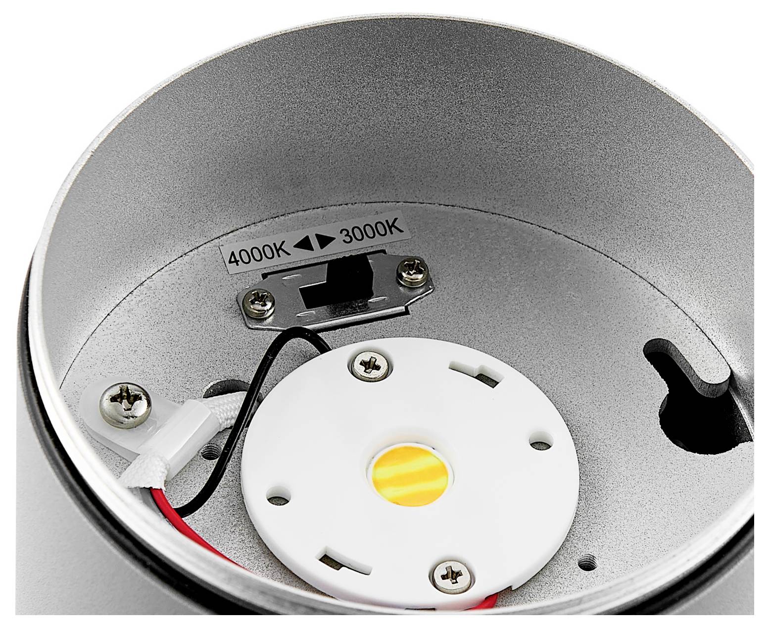 Gros plan sur un plafonnier LED doté d'un commutateur de température de couleur 4000K/3000K et d'un câblage visible.