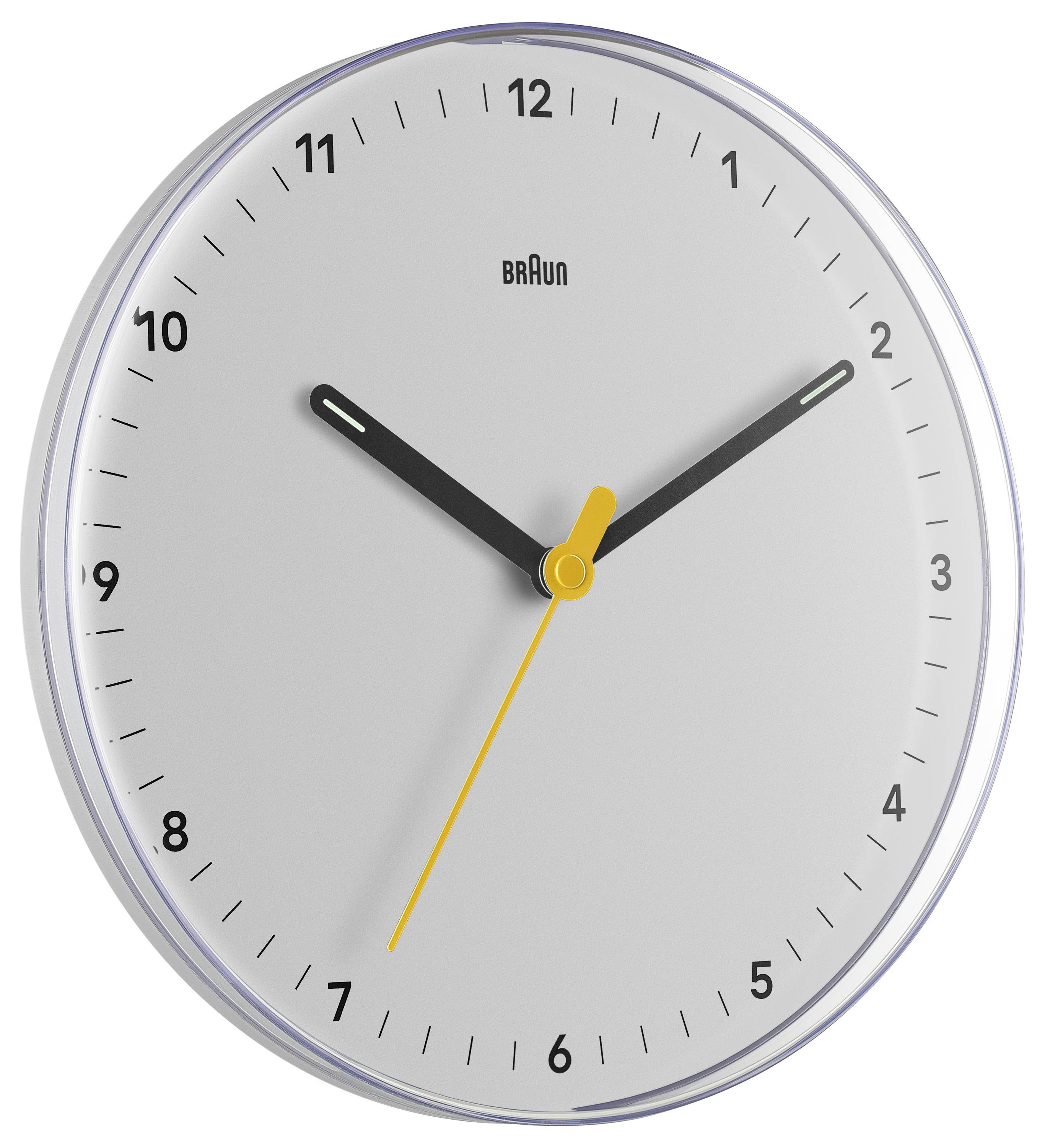 Horloge murale analogique Braun affichant environ 10h10, avec une fine trotteuse jaune et un cadran blanc avec des chiffres noirs.