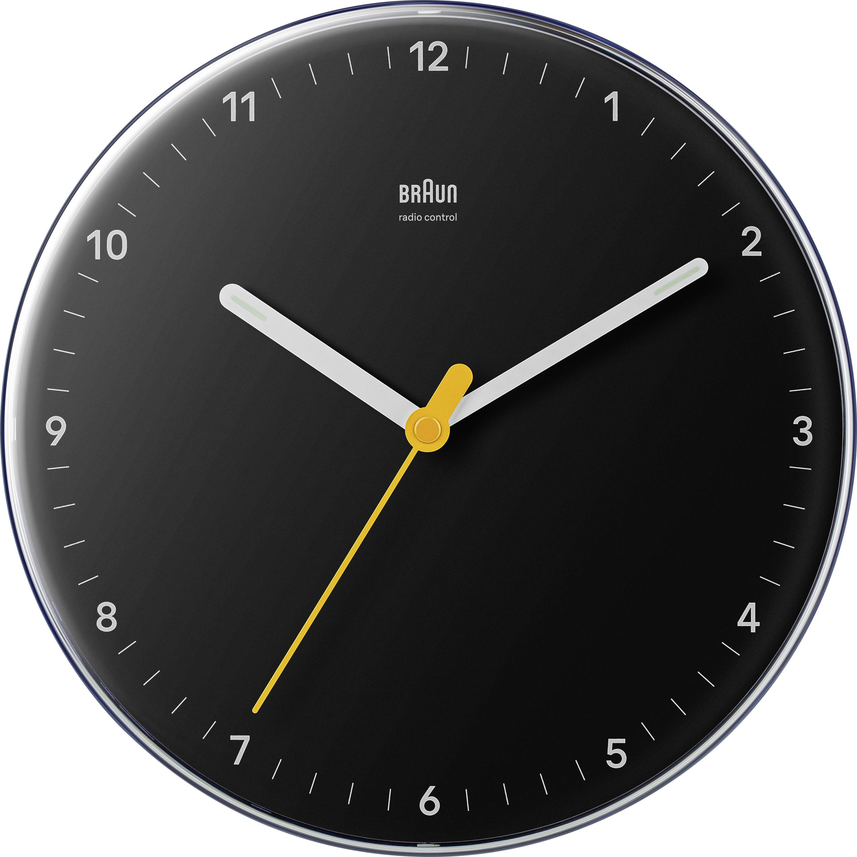 Horloge murale ronde Braun avec cadran noir et chiffres blancs, affichant environ 10h10 avec une trotteuse jaune près du 7.