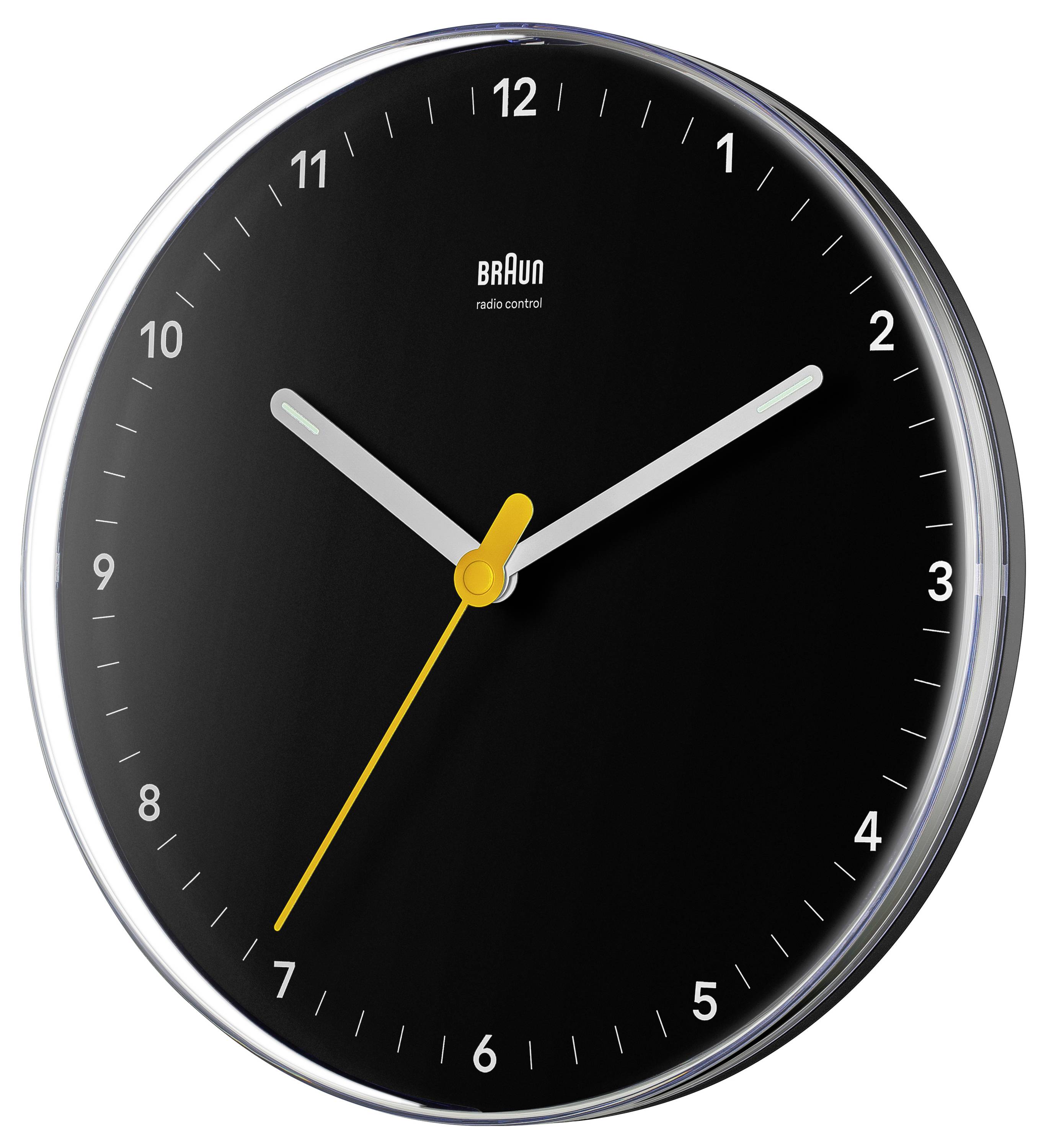 Horloge murale analogique Braun noire avec chiffres blancs et aiguilles argentées, affichant environ 10h10.