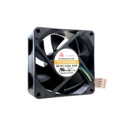 Petit ventilateur de refroidissement informatique noir avec quatre trous de montage et un connecteur d'alimentation, montré sur un fond blanc.