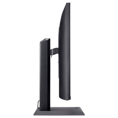 Vue latérale d'un moniteur informatique incurvé sur un socle rectangulaire avec un bras de support vertical, présenté sur un fond blanc.