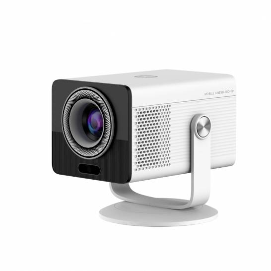 Projecteur portable blanc sur un support, présenté en vue trois-quarts avec un grand objectif frontal et une grille de ventilation latérale.