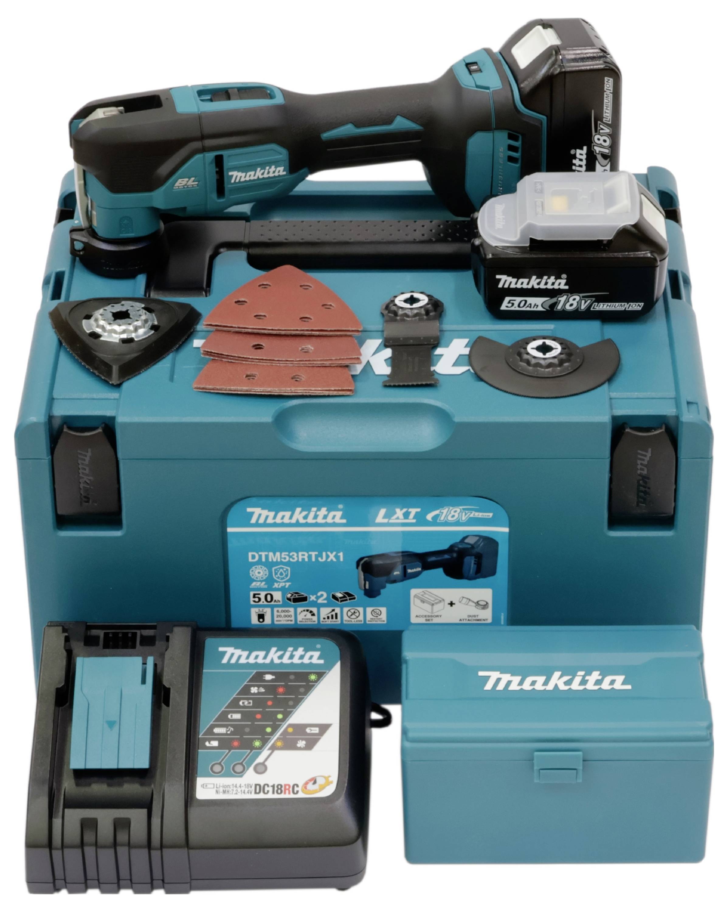 Kit de multi-outil oscillant sans fil Makita avec batterie, chargeur, disques de ponçage, lames et mallette de rangement en exposition.