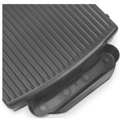 Gros plan d'un gril électrique noir à rainures ou presse à panini avec une poignée articulée sur un fond blanc.