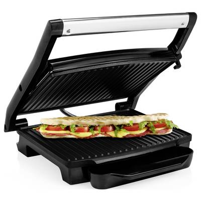Presse à panini électrique ouverte faisant griller un long sandwich sur la plaque inférieure rainurée, avec un bac d'égouttage dessous.