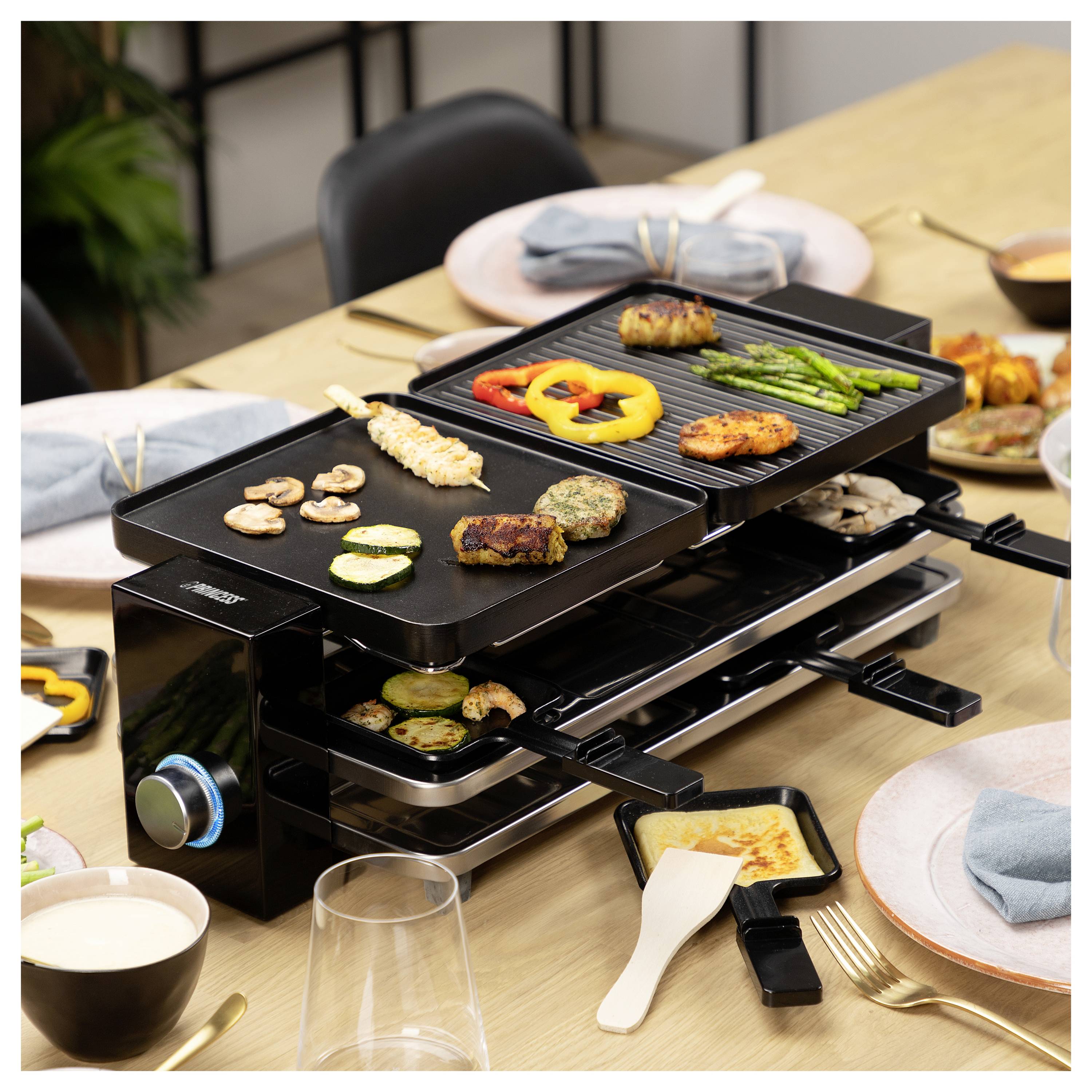 Vue de face d'un serveur de stockage QNAP en montage en rack avec 12 baies de disque interchangeables à chaud et des LED de statut dans un châssis argenté.