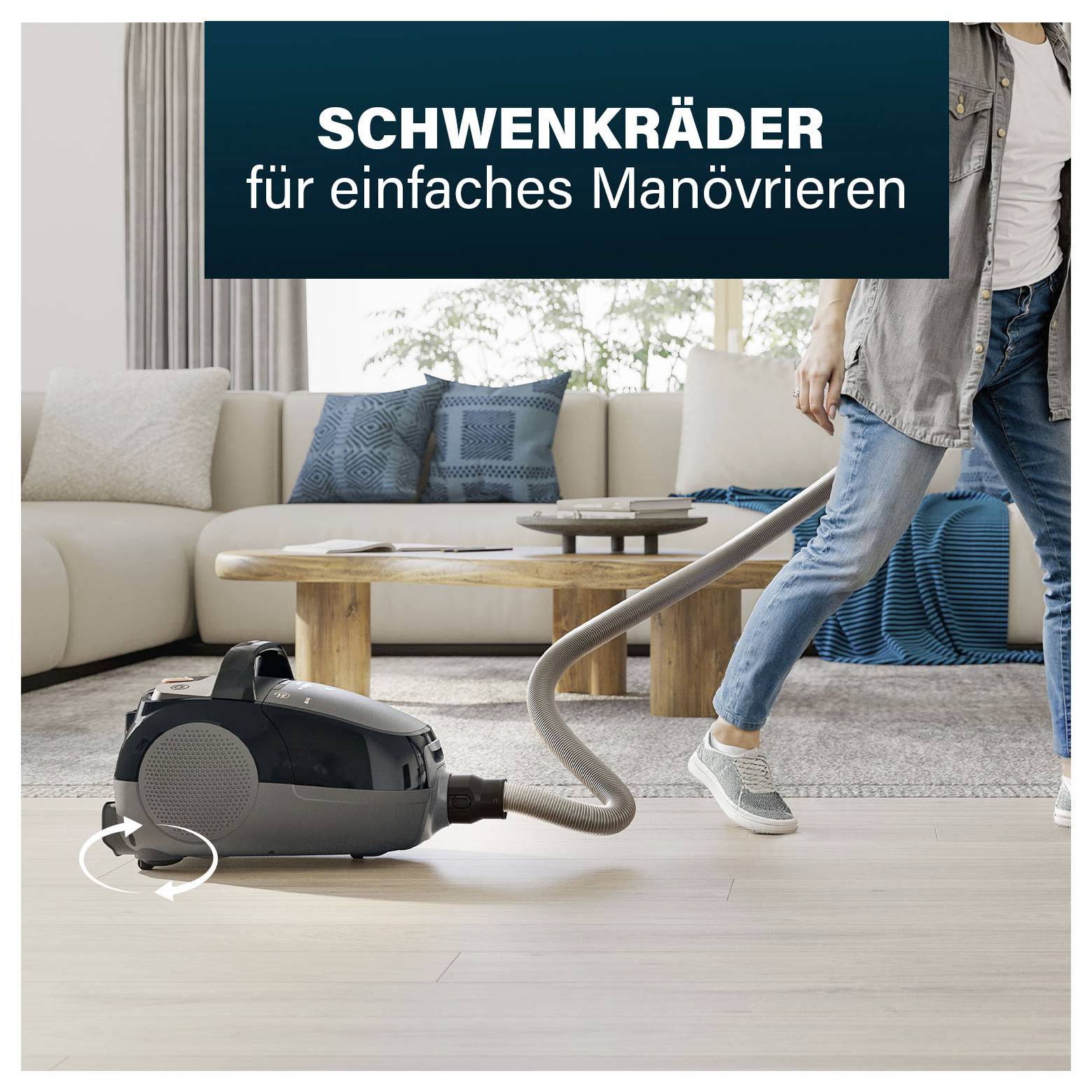 Aspirateur avec roulettes pivotantes dans un salon moderne; Texte: 'ROULETTES PIVOTANTES pour une manœuvre facile'.