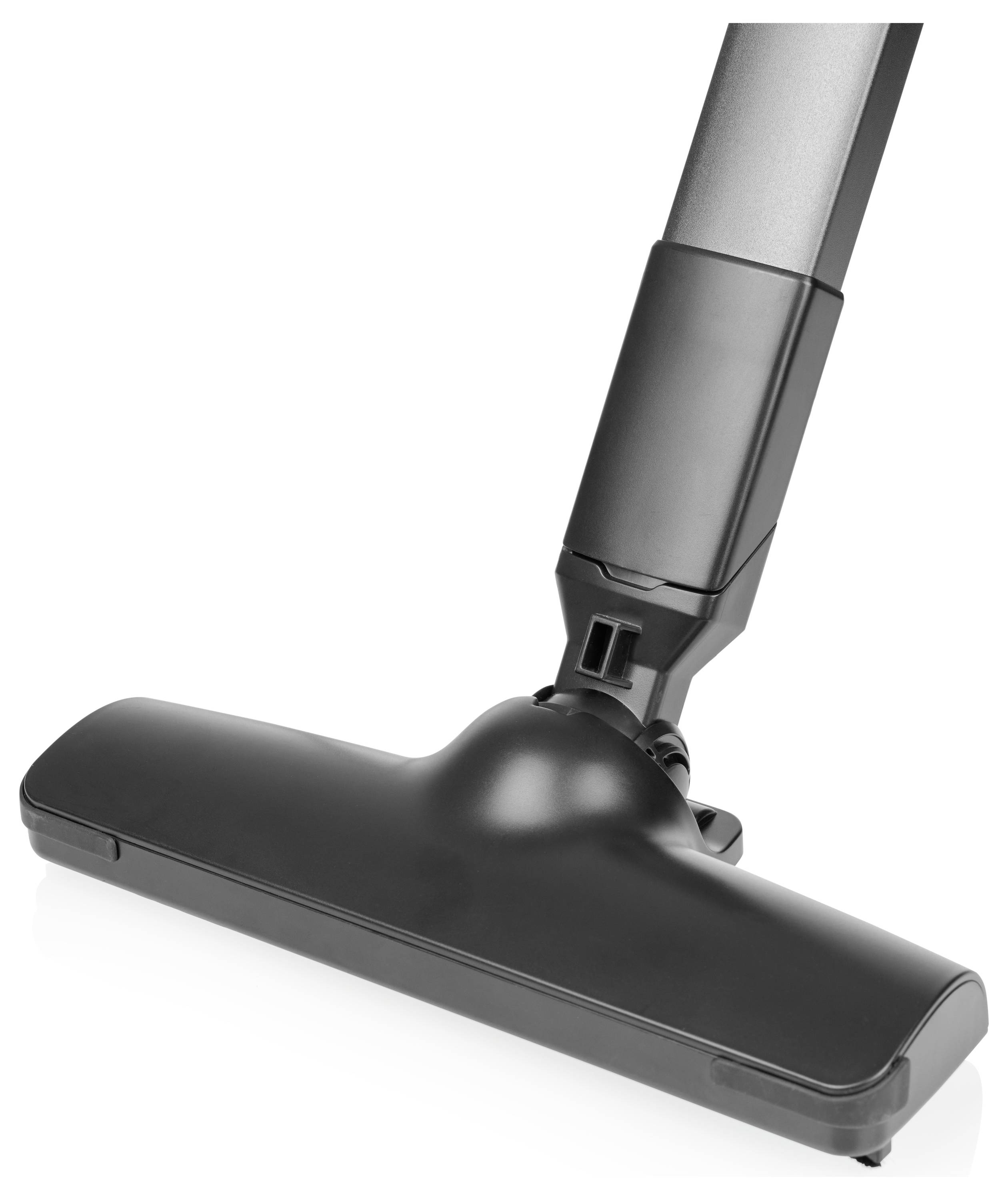 Gros plan d'un accessoire de sol d'aspirateur avec une large tête de nettoyage noire et une connexion de tuyau inclinée sur un fond blanc.
