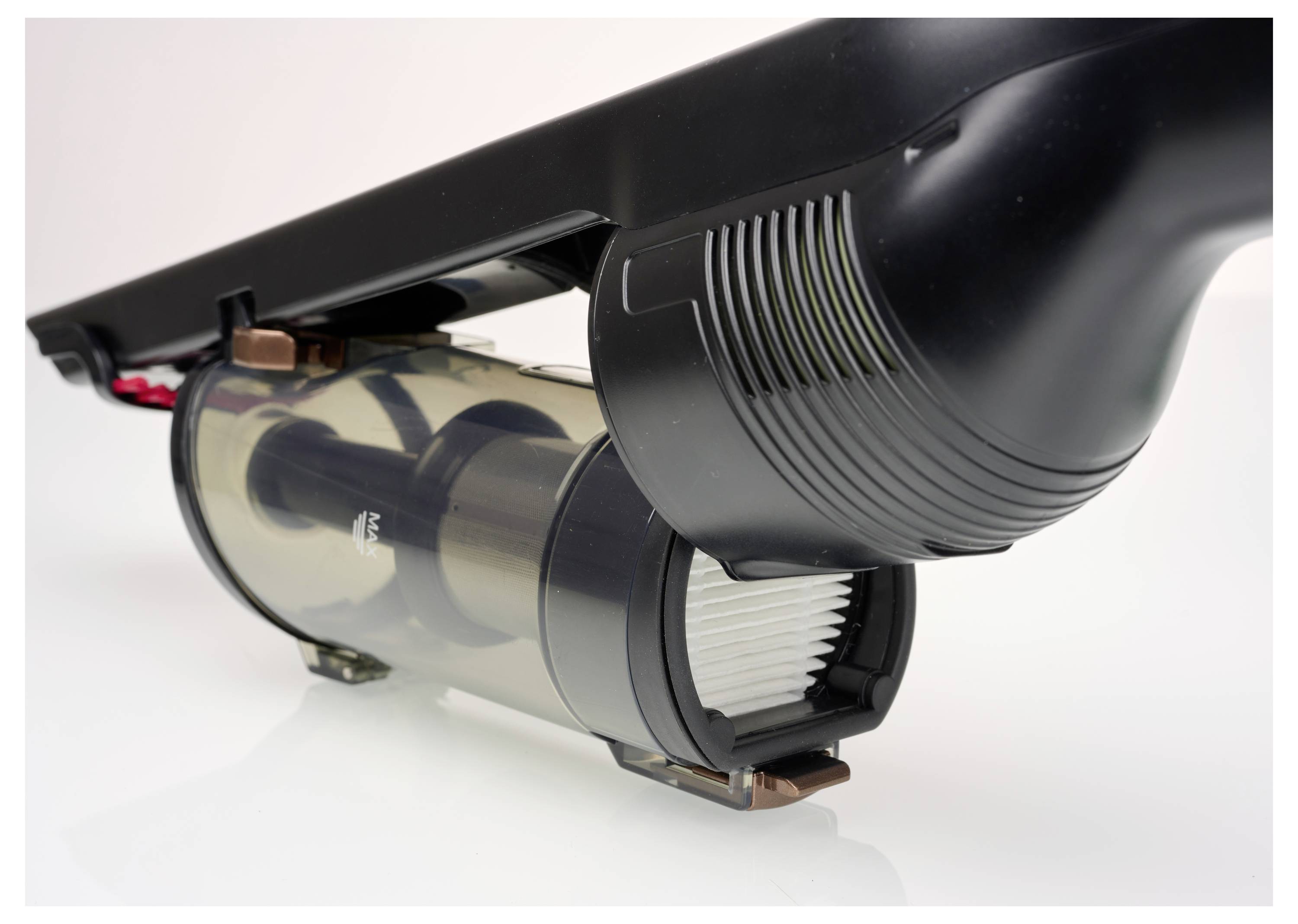 Gros plan d'un aspirateur à main noir avec un réservoir à poussière transparent et un filtre visible sur un fond blanc.