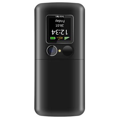 Batterie portable noire affichée verticalement avec un petit écran indiquant 12:34 vendredi, 28.07 et des indicateurs 4G/batterie.