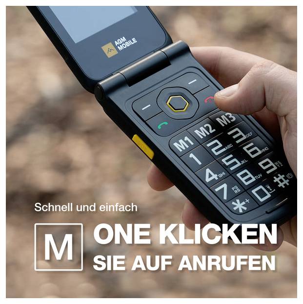 Gros plan d'une main appuyant sur un bouton d'un téléphone à clapet AGM Mobile, avec du texte en allemand promouvant les appels en un clic : « Schnell und einfach » et « CLIQUEZ UNE FOIS SUR APPELER ».